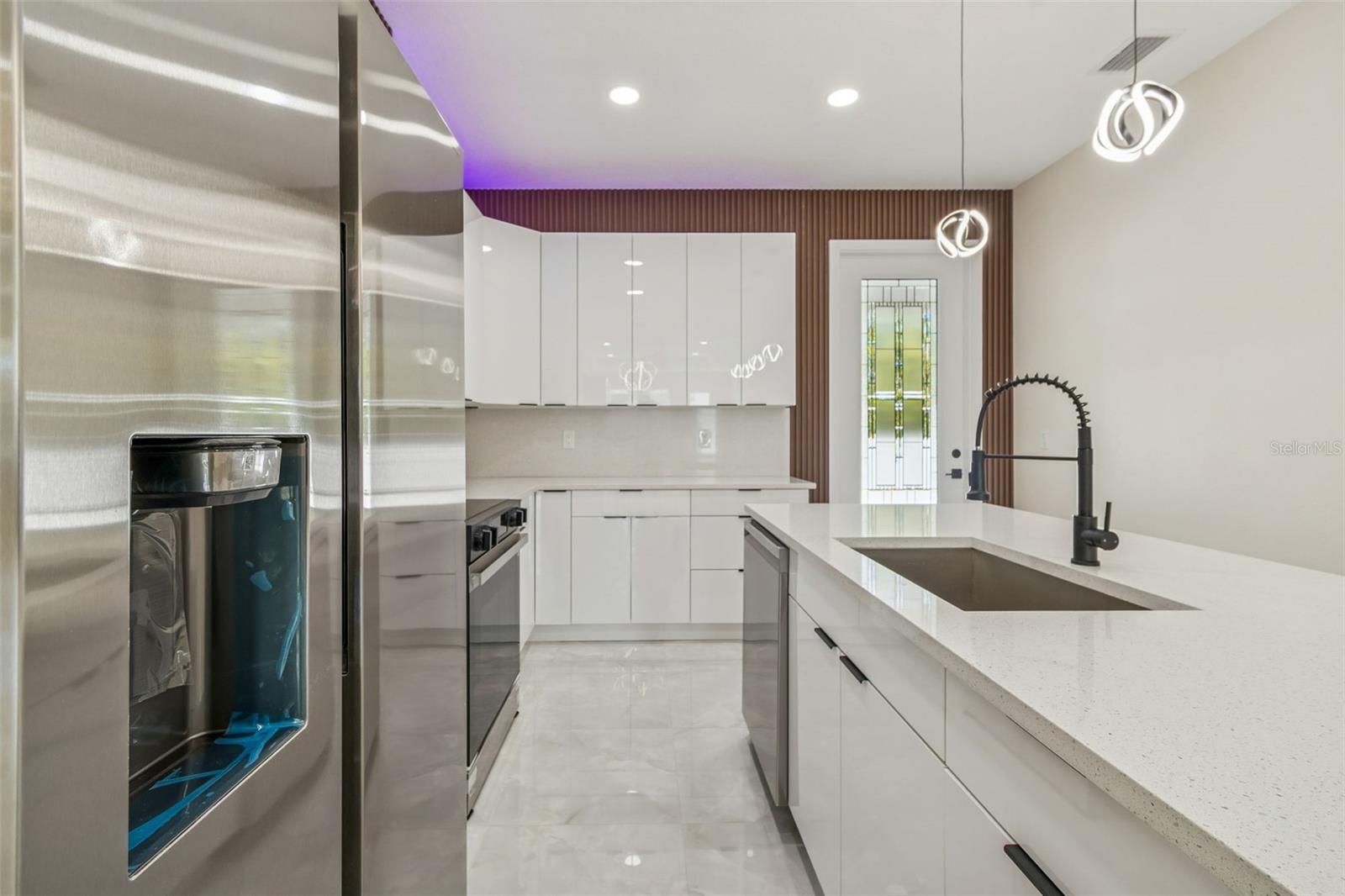 Listing photo id 14 for 706 Lexington Boulevard