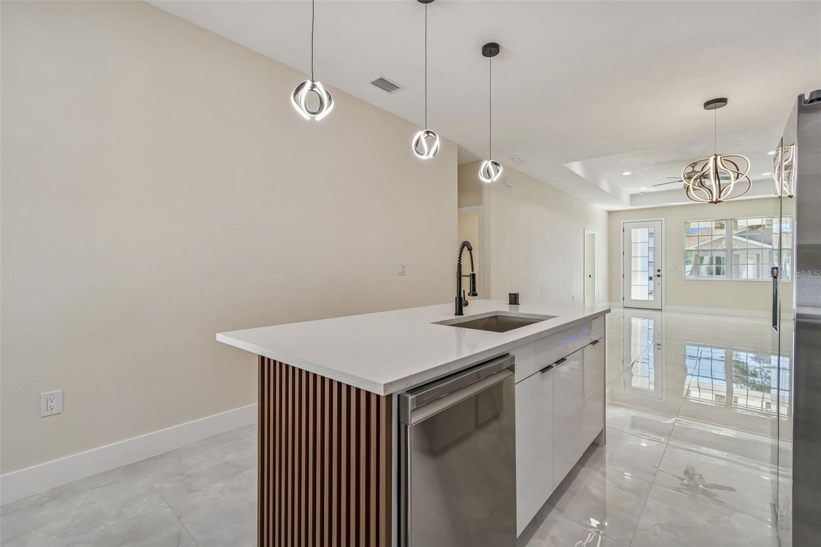 Listing photo id 15 for 706 Lexington Boulevard