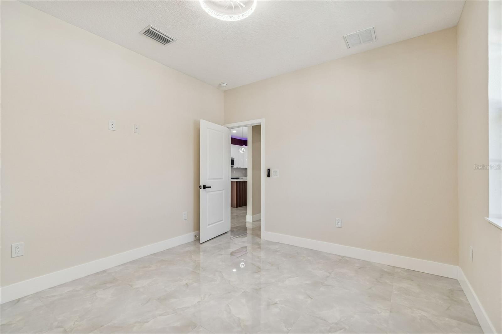 Listing photo id 22 for 706 Lexington Boulevard