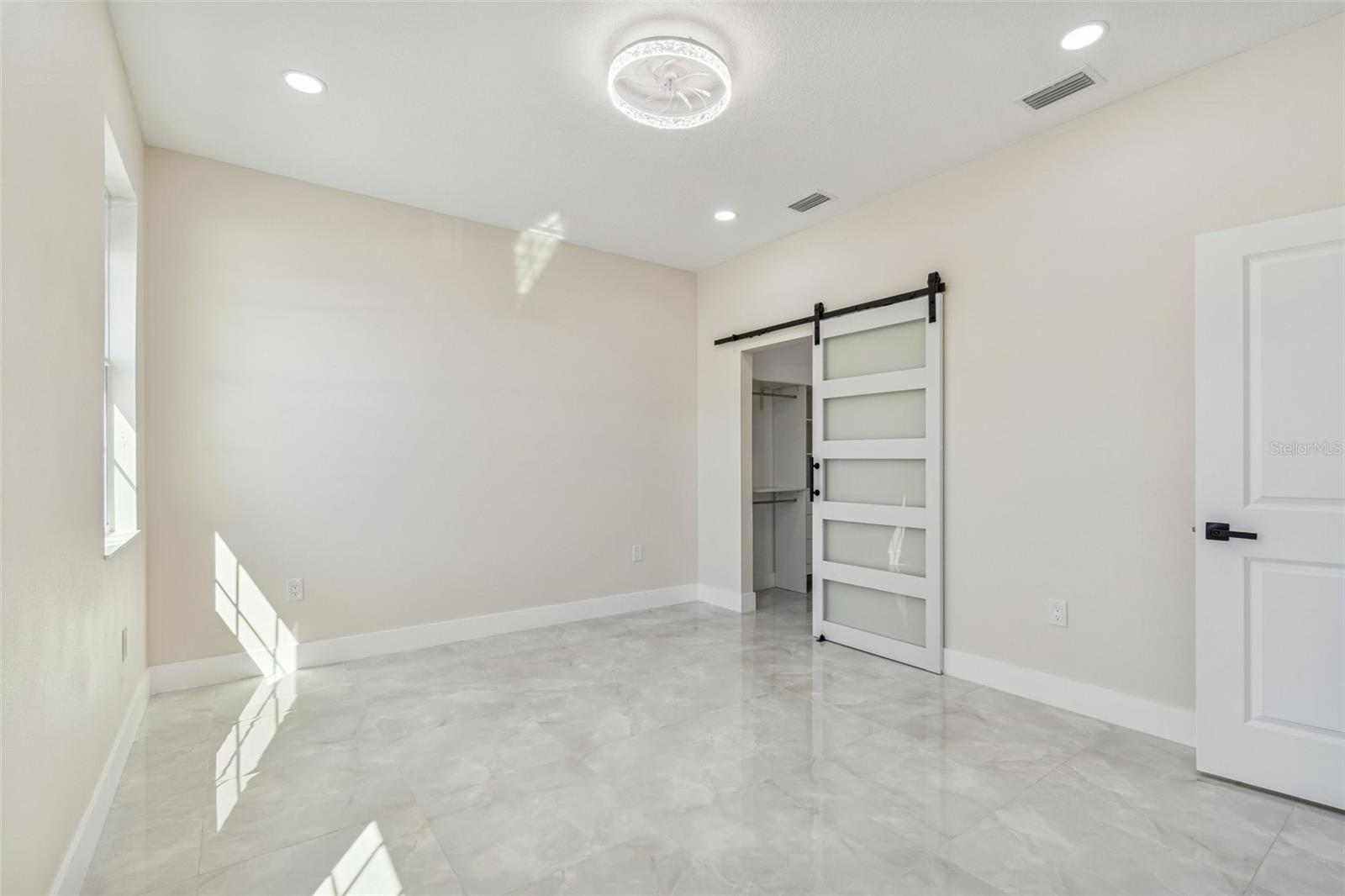 Listing photo id 31 for 706 Lexington Boulevard