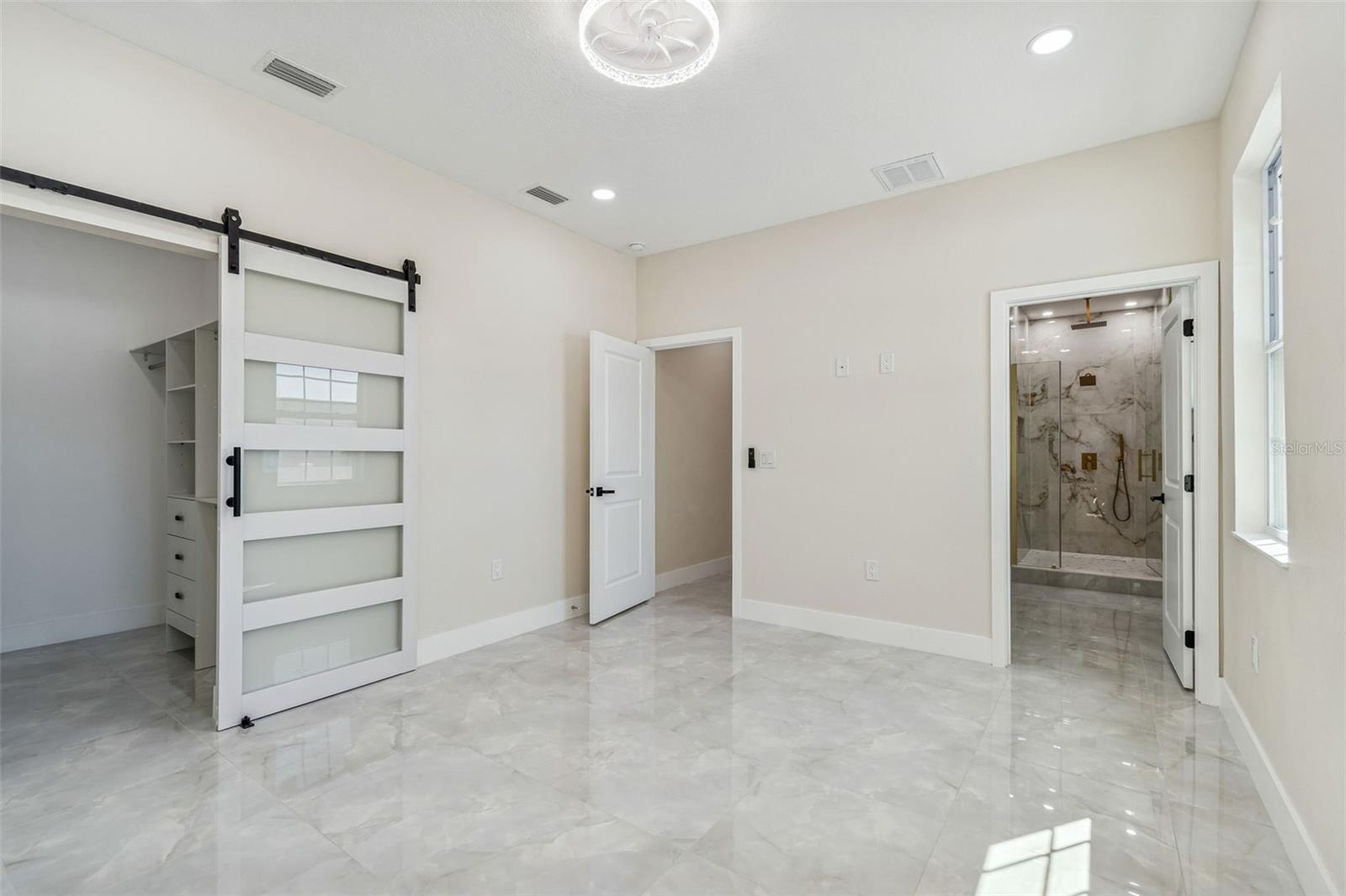 Listing photo id 32 for 706 Lexington Boulevard