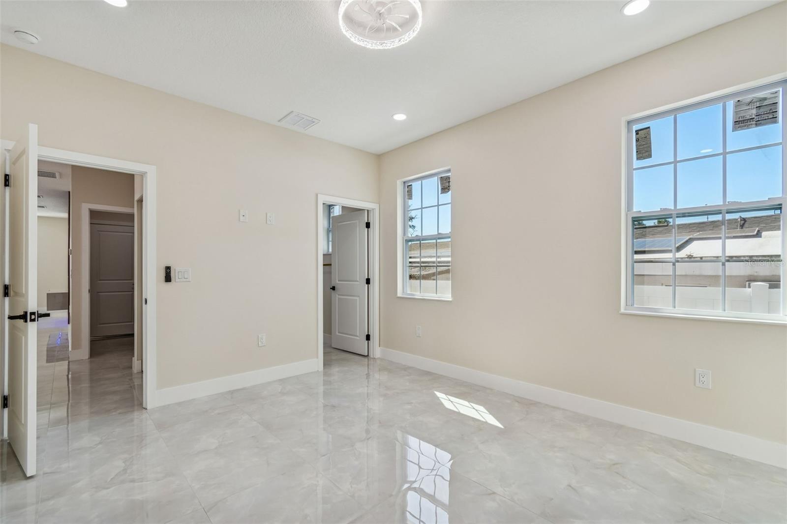 Listing photo id 33 for 706 Lexington Boulevard