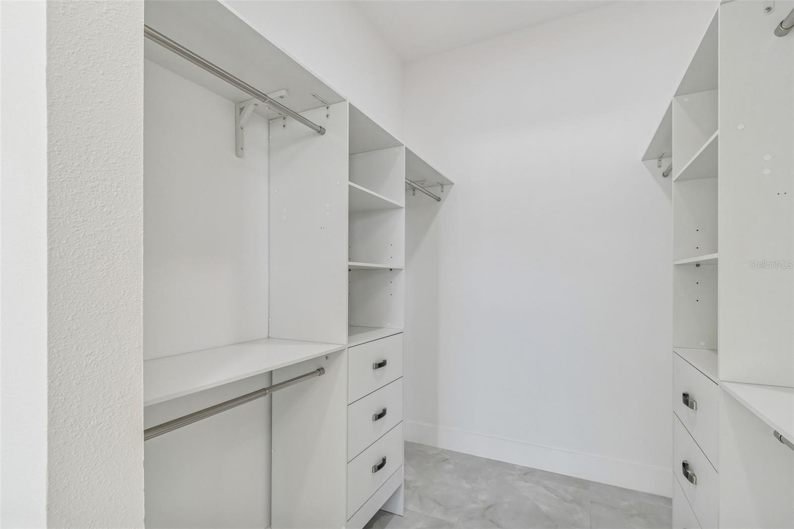 Listing photo id 35 for 706 Lexington Boulevard