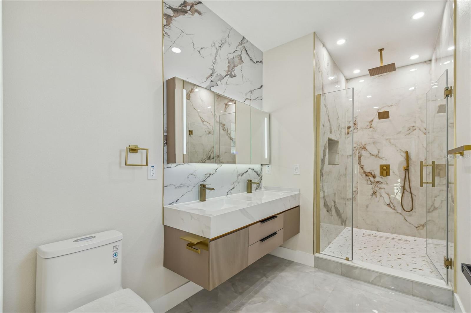 Listing photo id 36 for 706 Lexington Boulevard