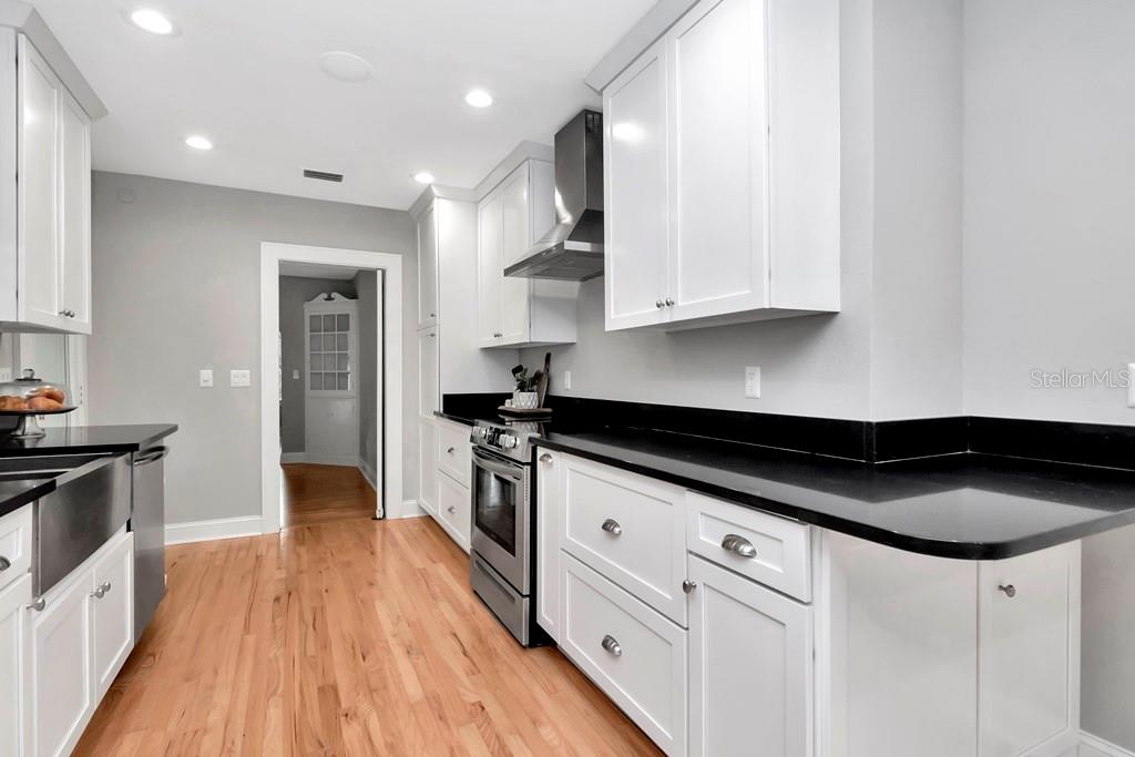 Listing photo id 9 for 1003 Clifton Street