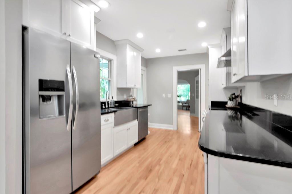 Listing photo id 12 for 1003 Clifton Street