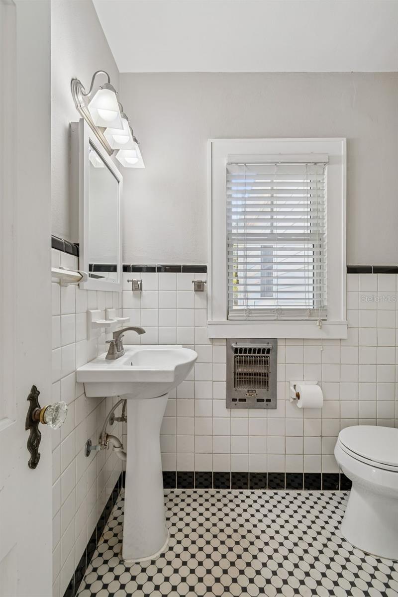 Listing photo id 17 for 1003 Clifton Street