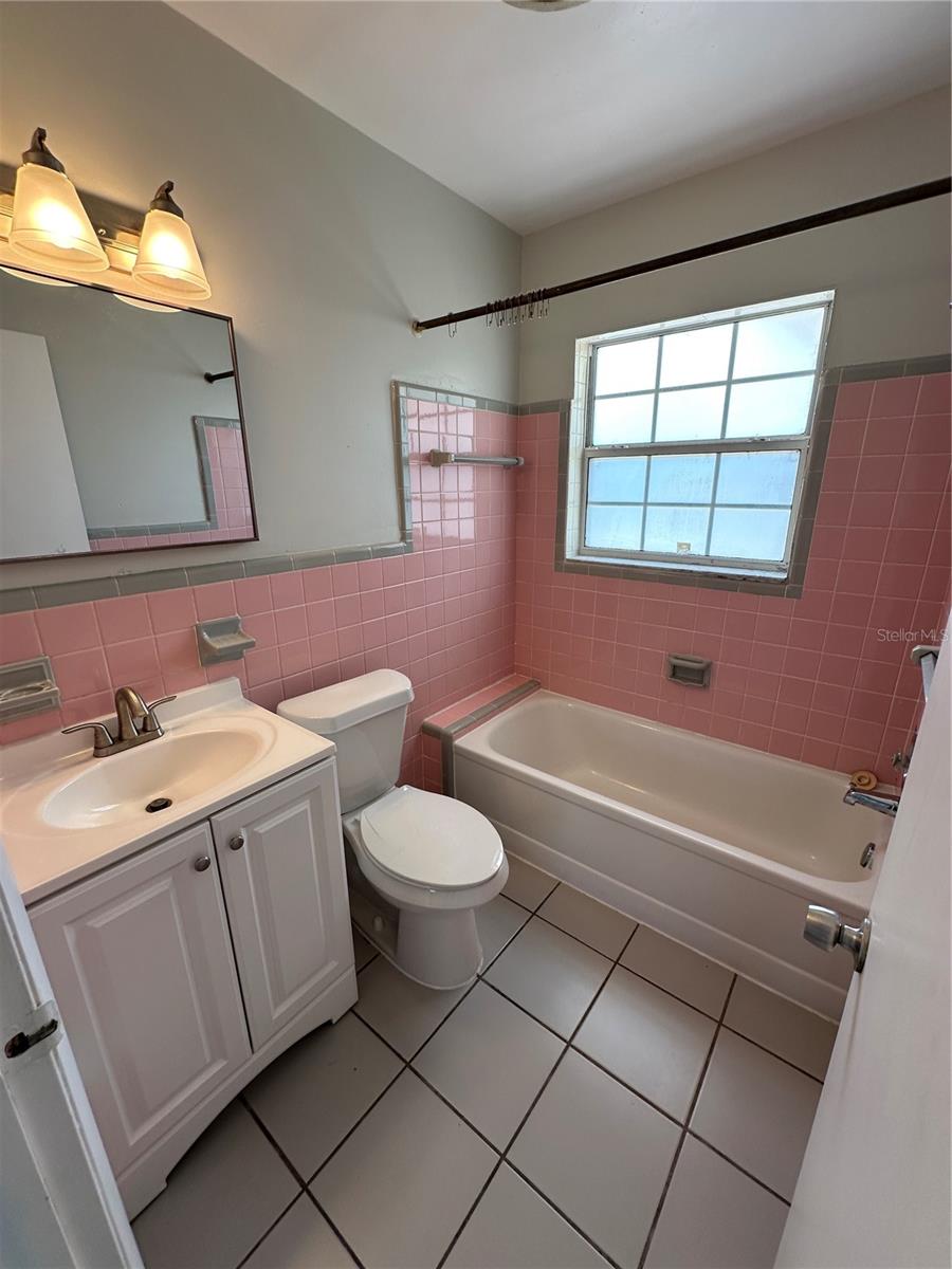 Listing photo id 11 for 401 Nimbus Avenue