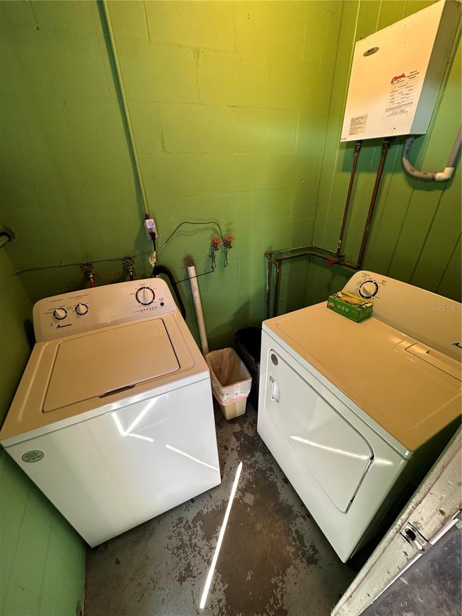 Listing photo id 14 for 401 Nimbus Avenue