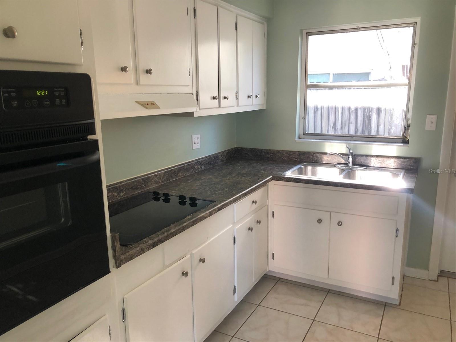 Listing photo id 15 for 401 Nimbus Avenue