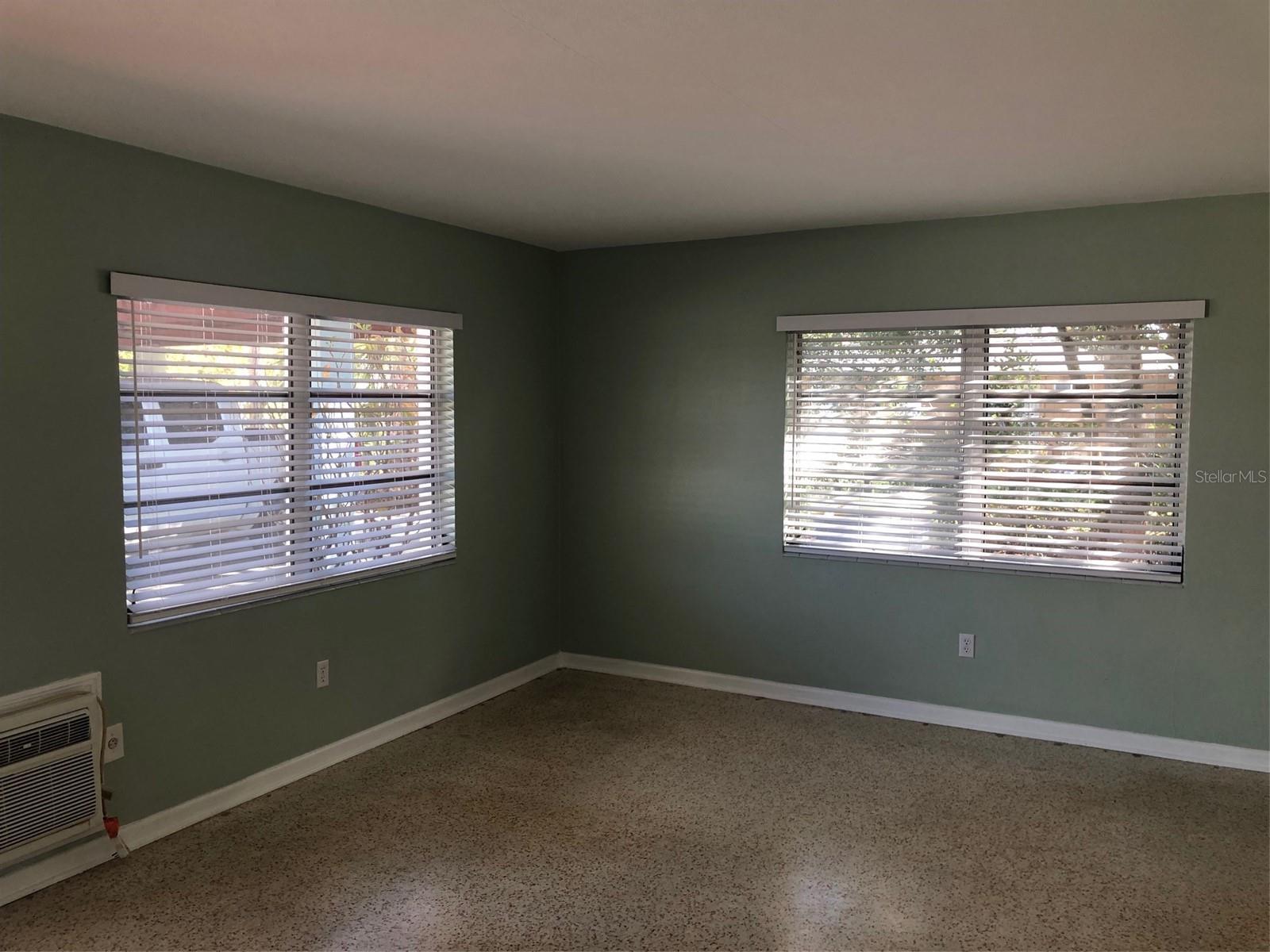 Listing photo id 19 for 401 Nimbus Avenue