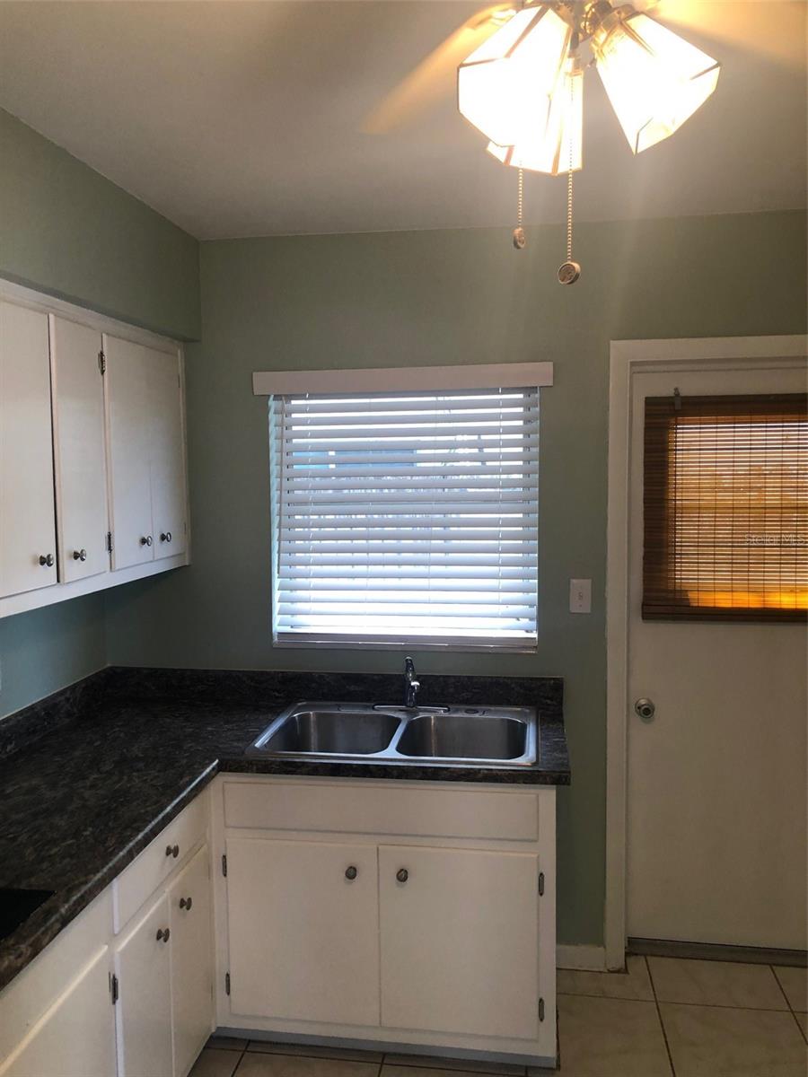 Listing photo id 21 for 401 Nimbus Avenue