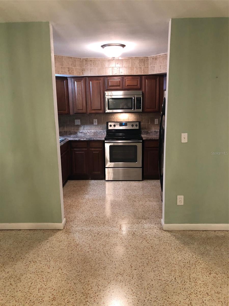 Listing photo id 27 for 401 Nimbus Avenue