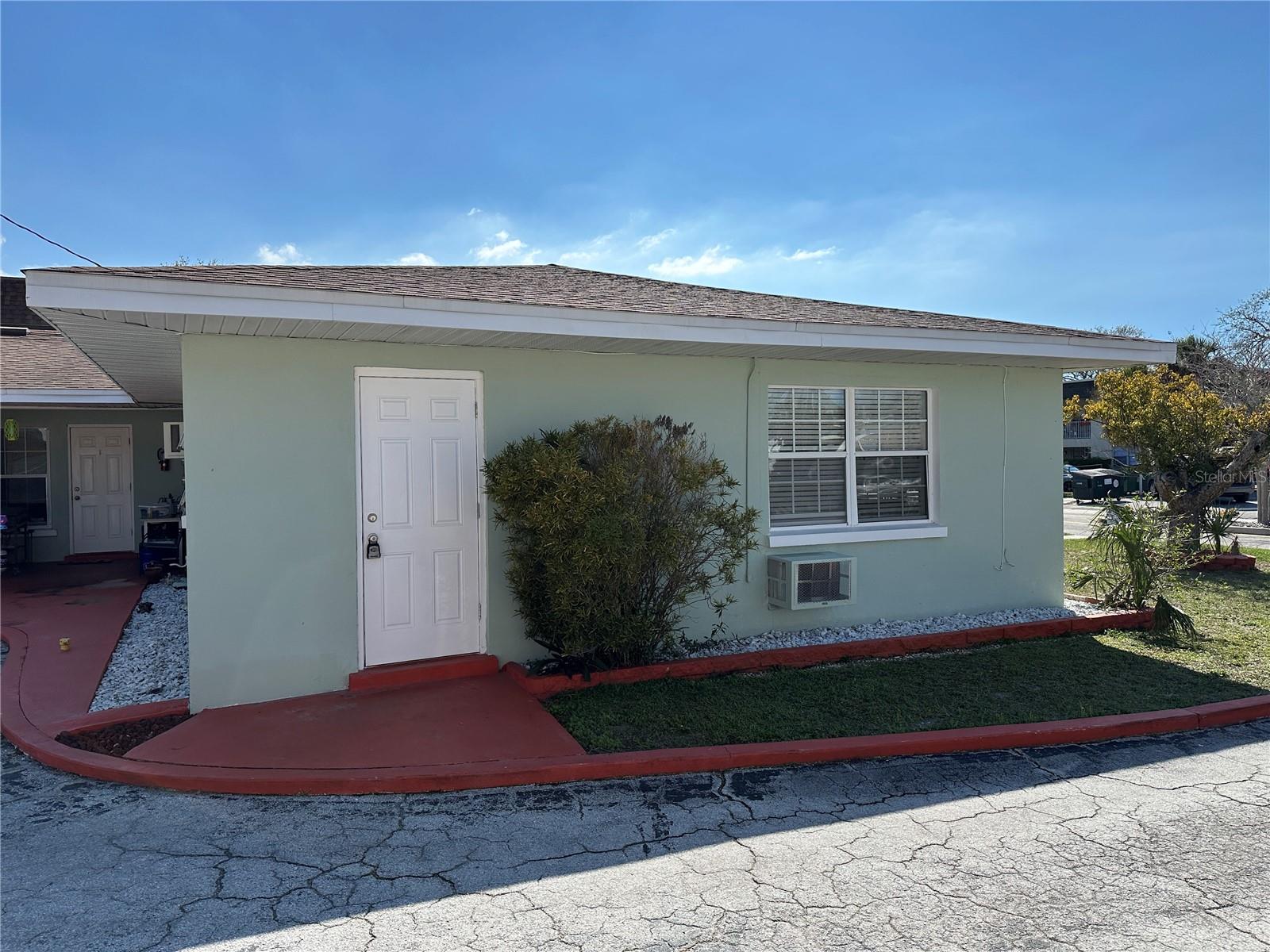 Listing photo id 1 for 401 Nimbus Avenue