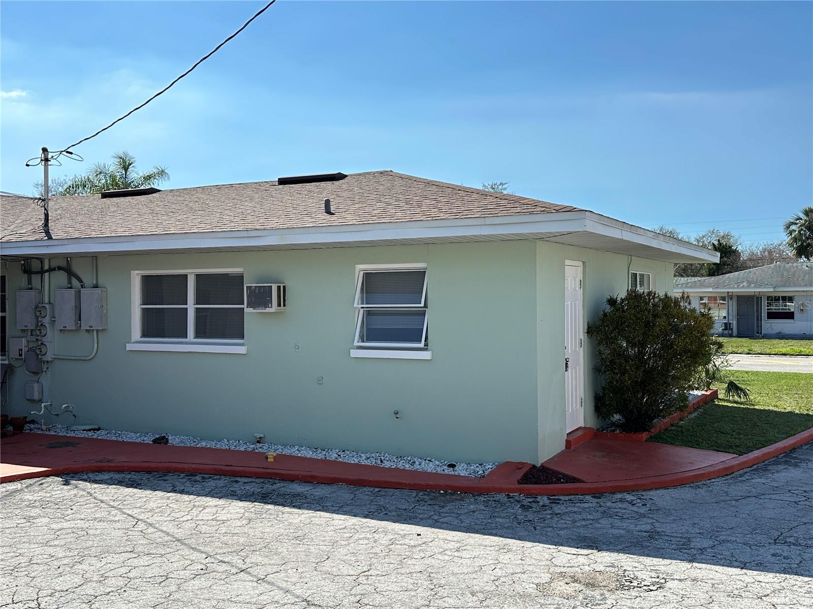 Listing photo id 2 for 401 Nimbus Avenue