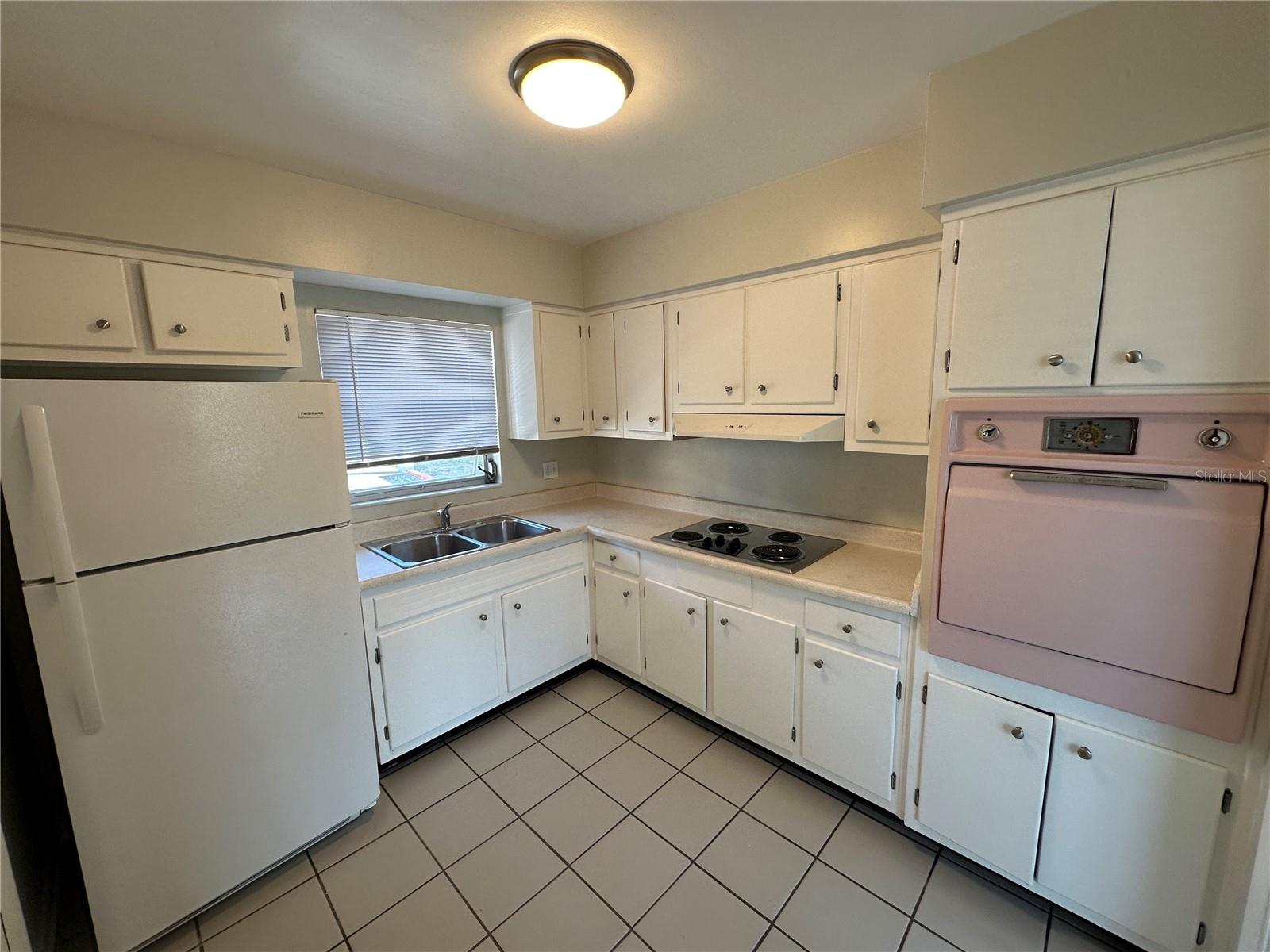 Listing photo id 3 for 401 Nimbus Avenue