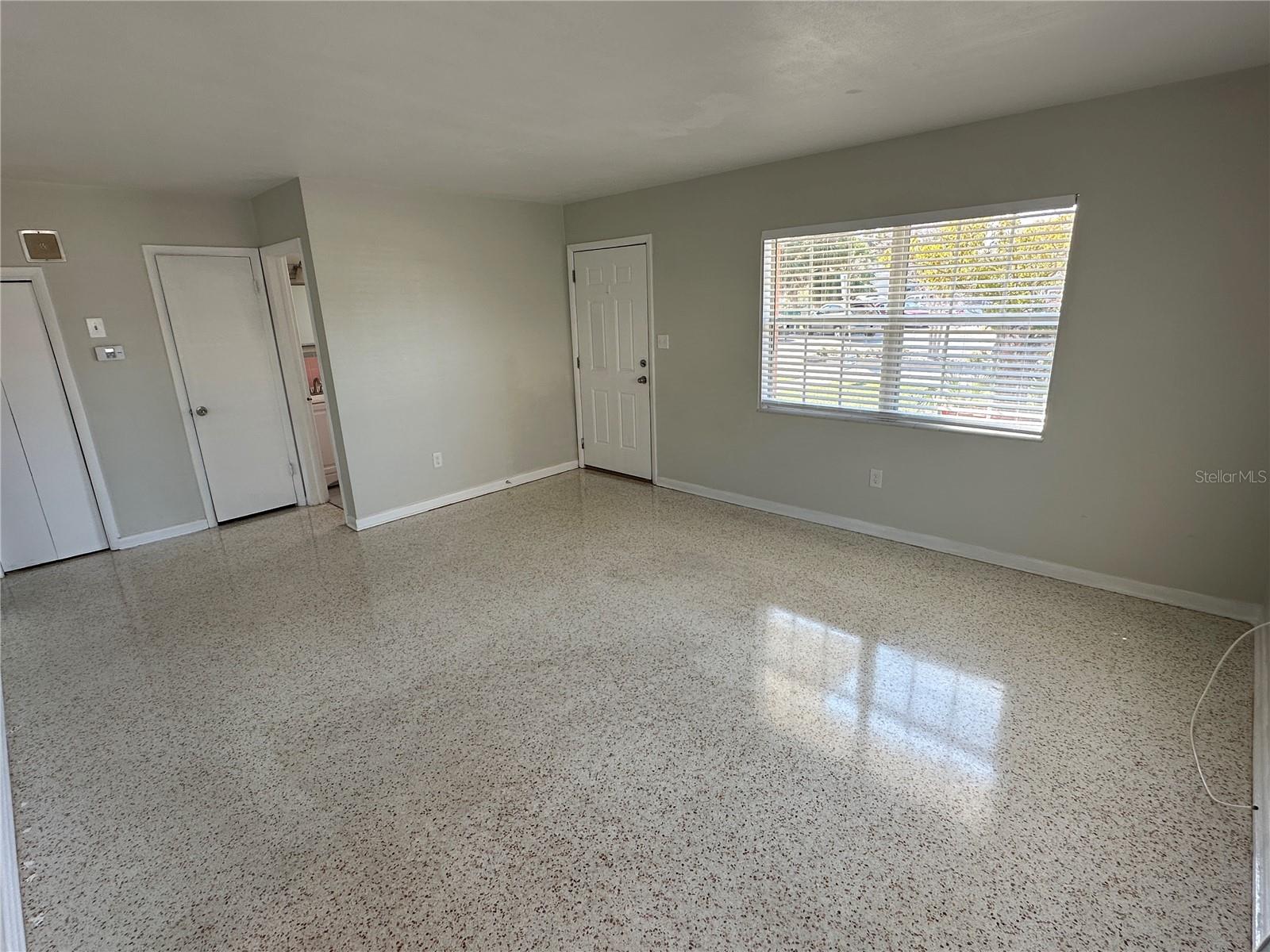 Listing photo id 5 for 401 Nimbus Avenue