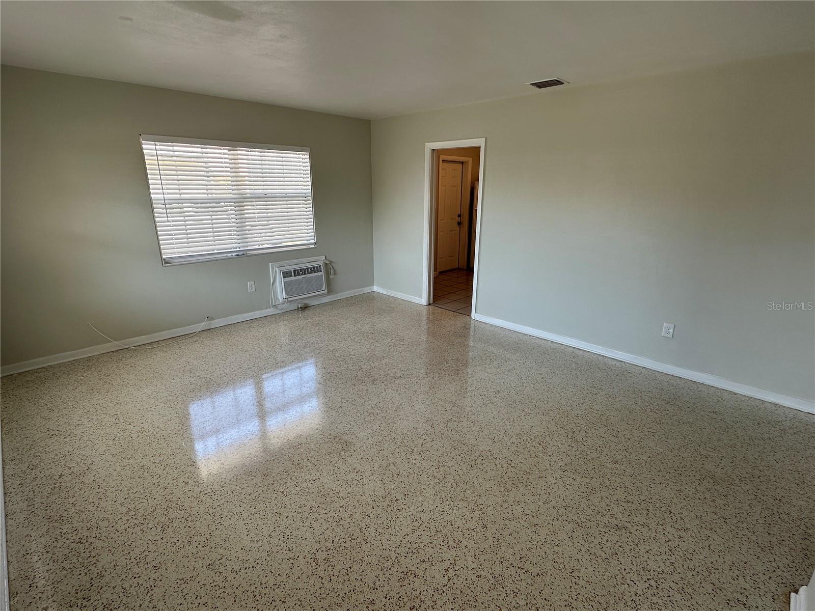 Listing photo id 7 for 401 Nimbus Avenue