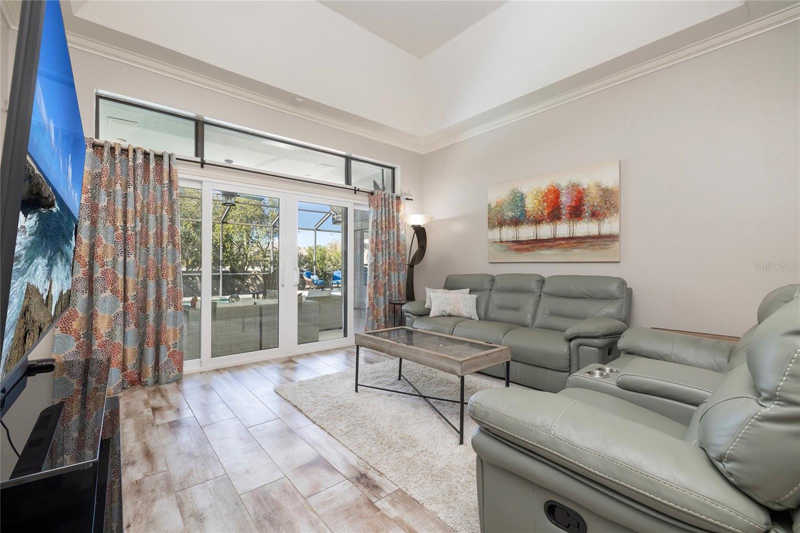 Listing photo id 12 for 1566 Huntleigh Court