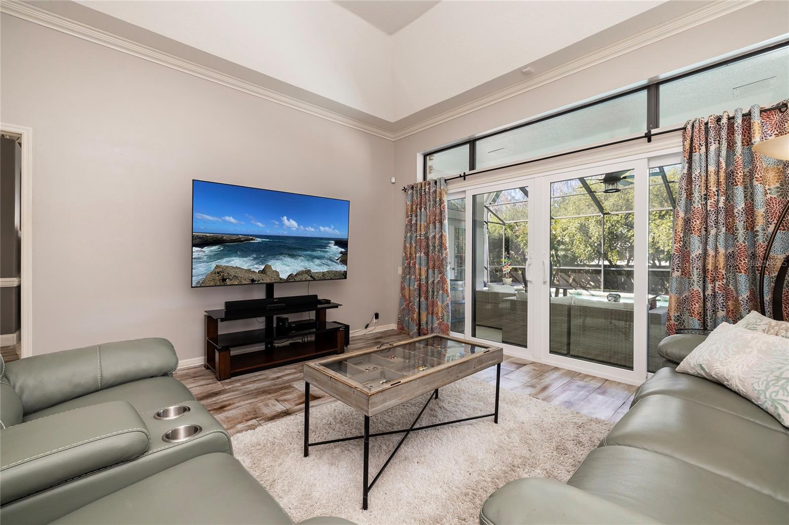 Listing photo id 13 for 1566 Huntleigh Court