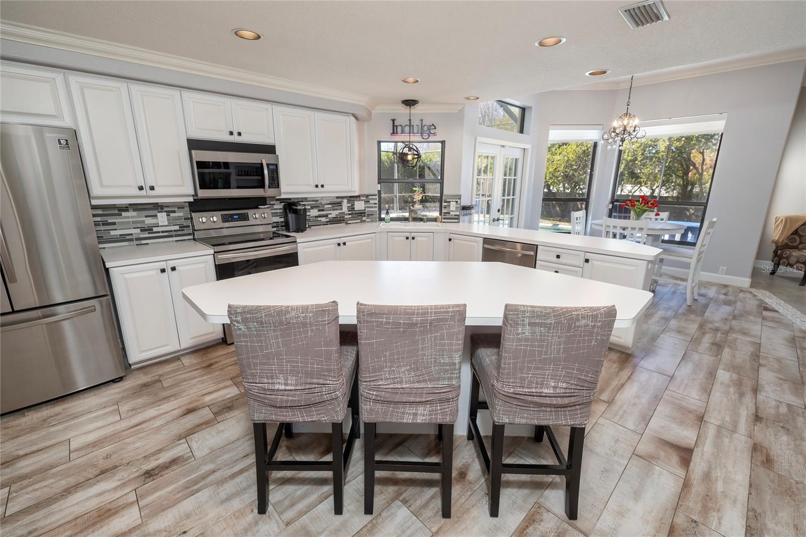 Listing photo id 16 for 1566 Huntleigh Court