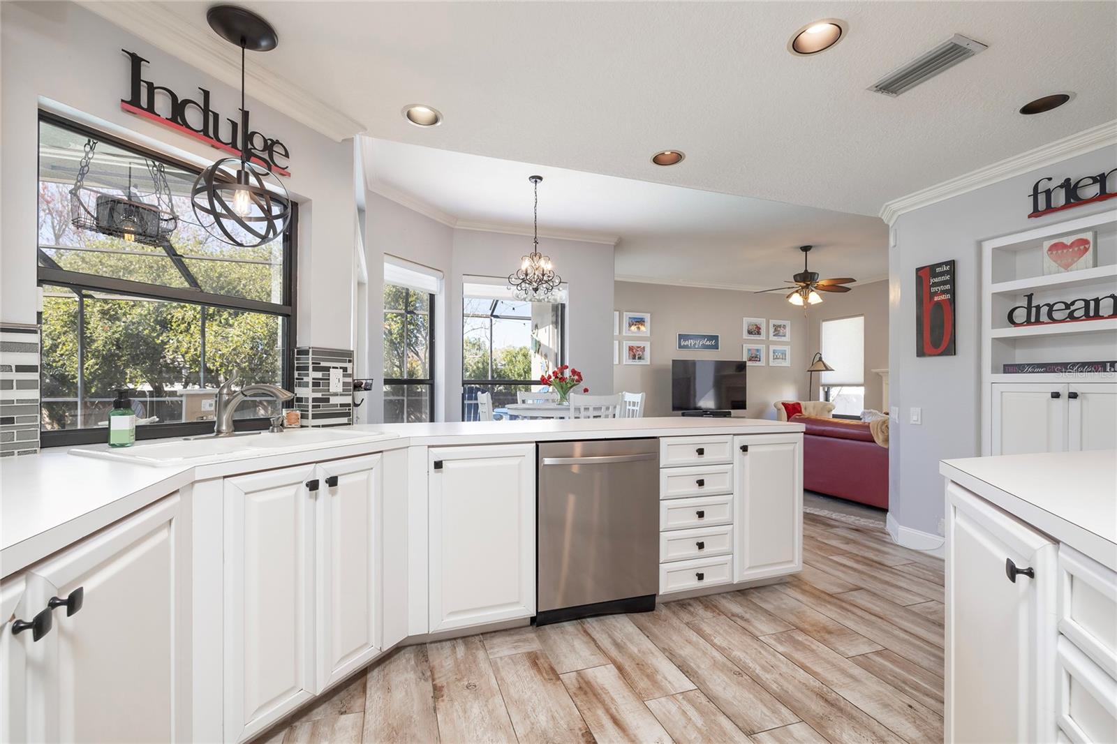 Listing photo id 18 for 1566 Huntleigh Court