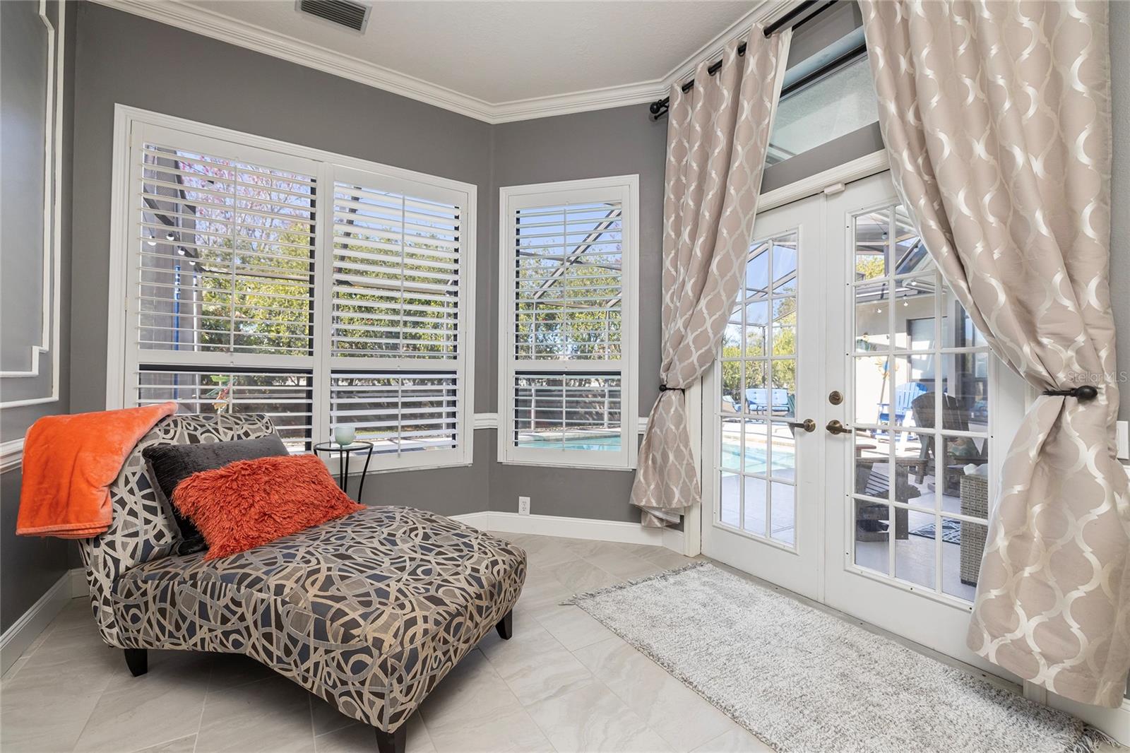 Listing photo id 24 for 1566 Huntleigh Court