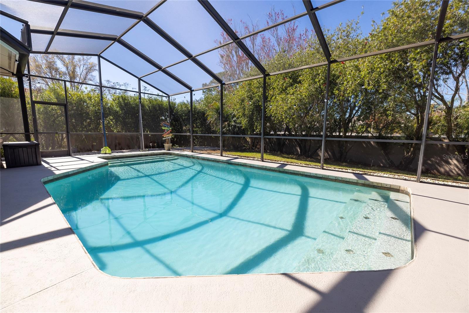 Listing photo id 38 for 1566 Huntleigh Court