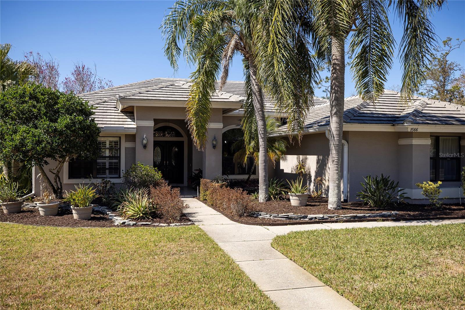 Listing photo id 4 for 1566 Huntleigh Court