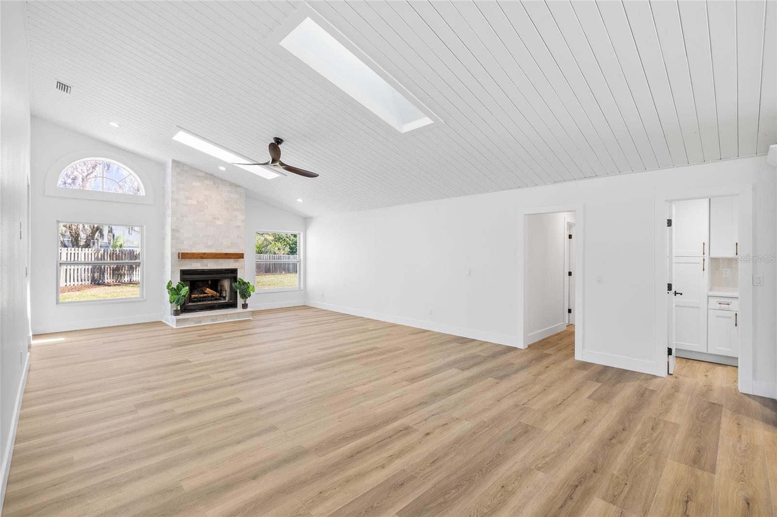 Image 21 of 78 For 512 Crystal Grove Boulevard