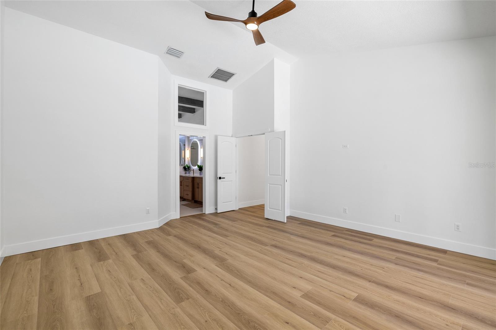 Image 26 of 78 For 512 Crystal Grove Boulevard