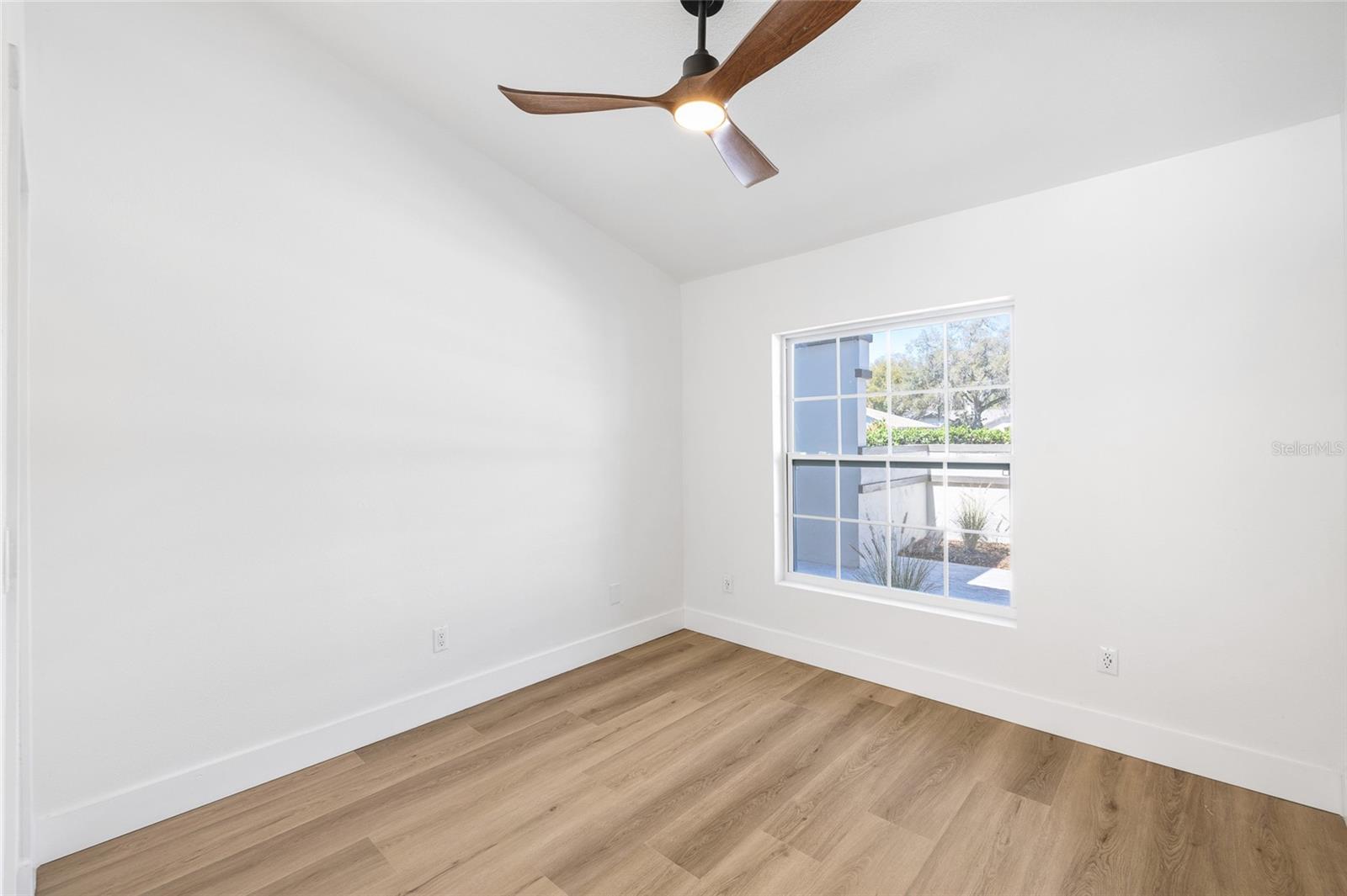 Image 44 of 78 For 512 Crystal Grove Boulevard