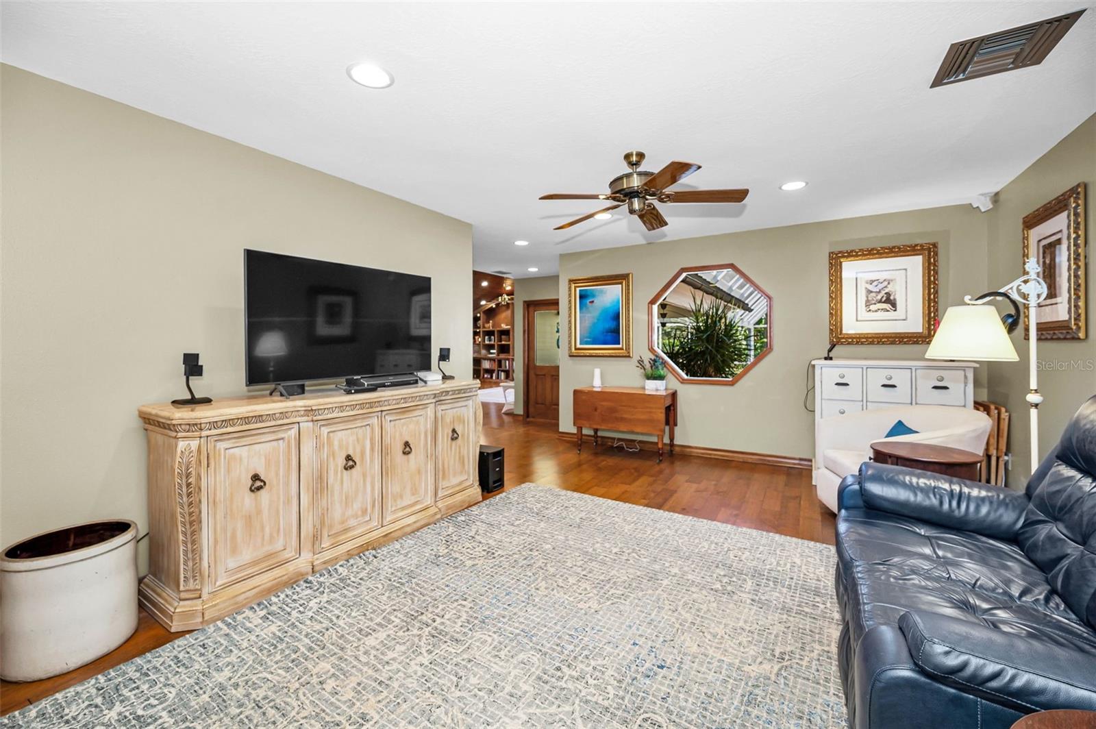 Listing photo id 8 for 1944 Levine Lane