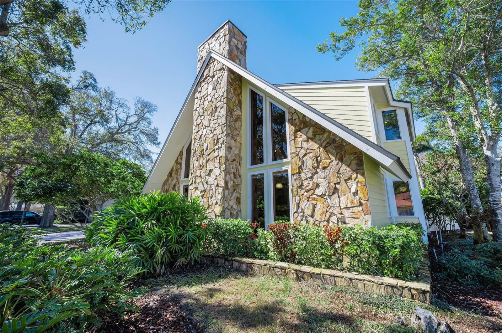 Listing photo id 0 for 1944 Levine Lane