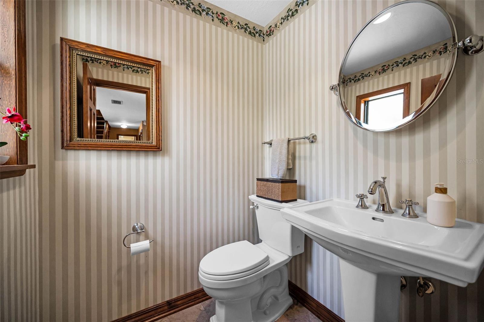 Listing photo id 38 for 1944 Levine Lane