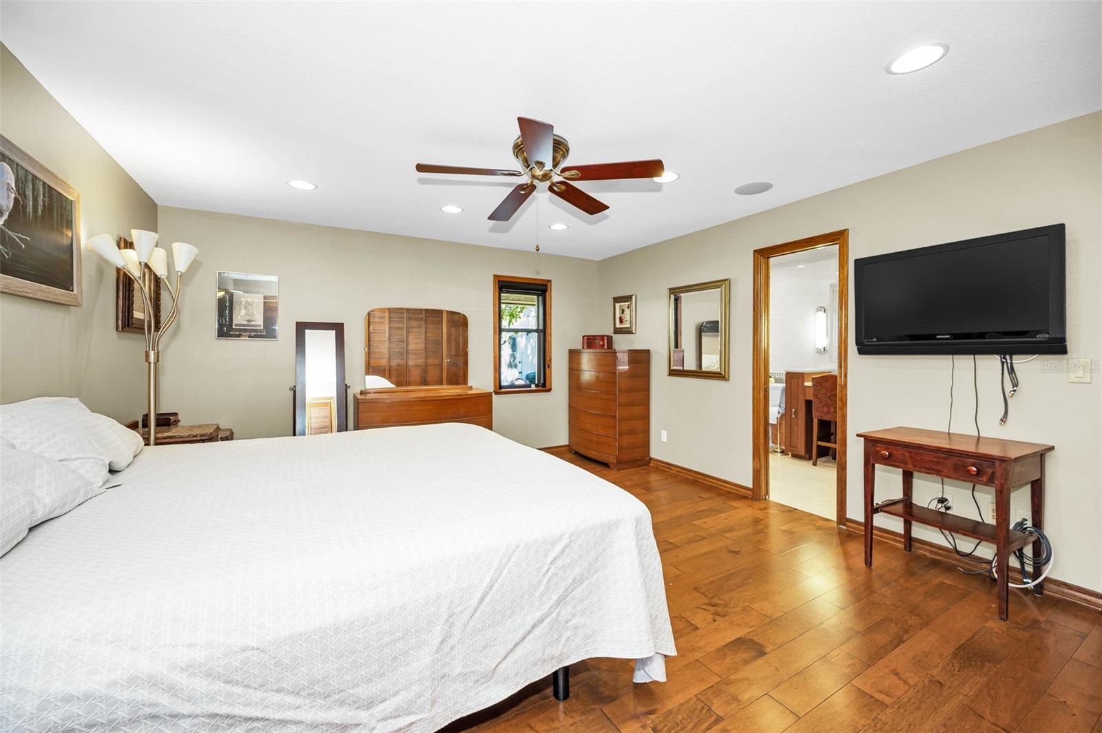 Listing photo id 46 for 1944 Levine Lane