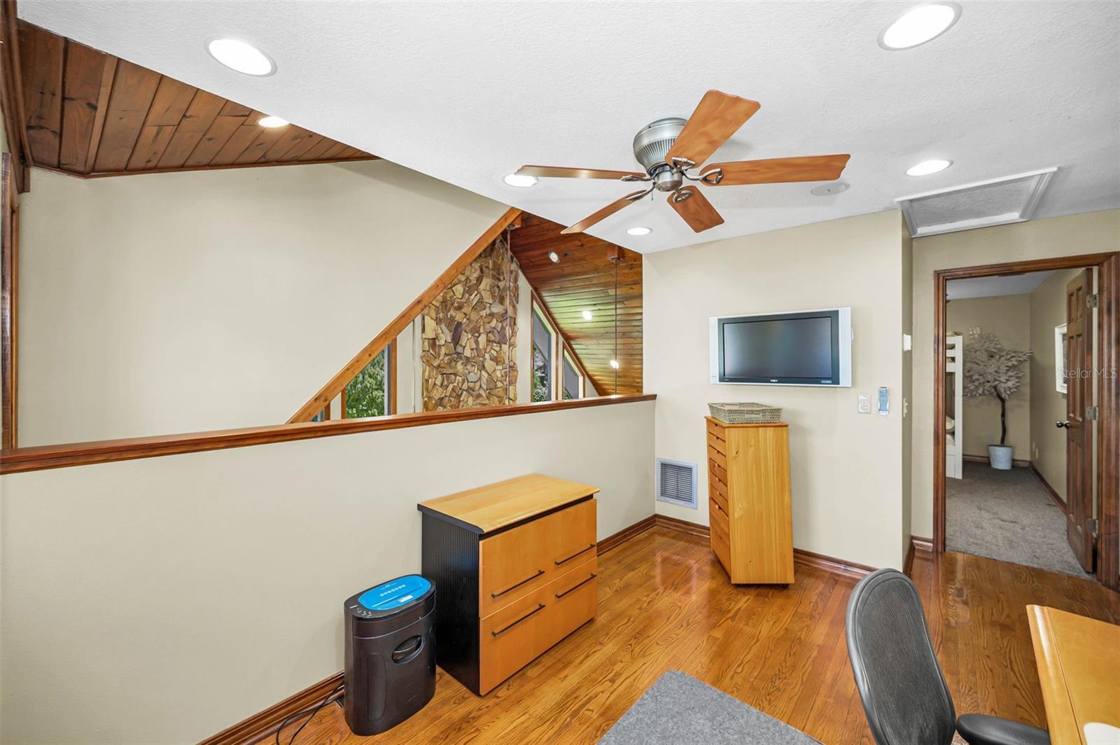 Listing photo id 55 for 1944 Levine Lane