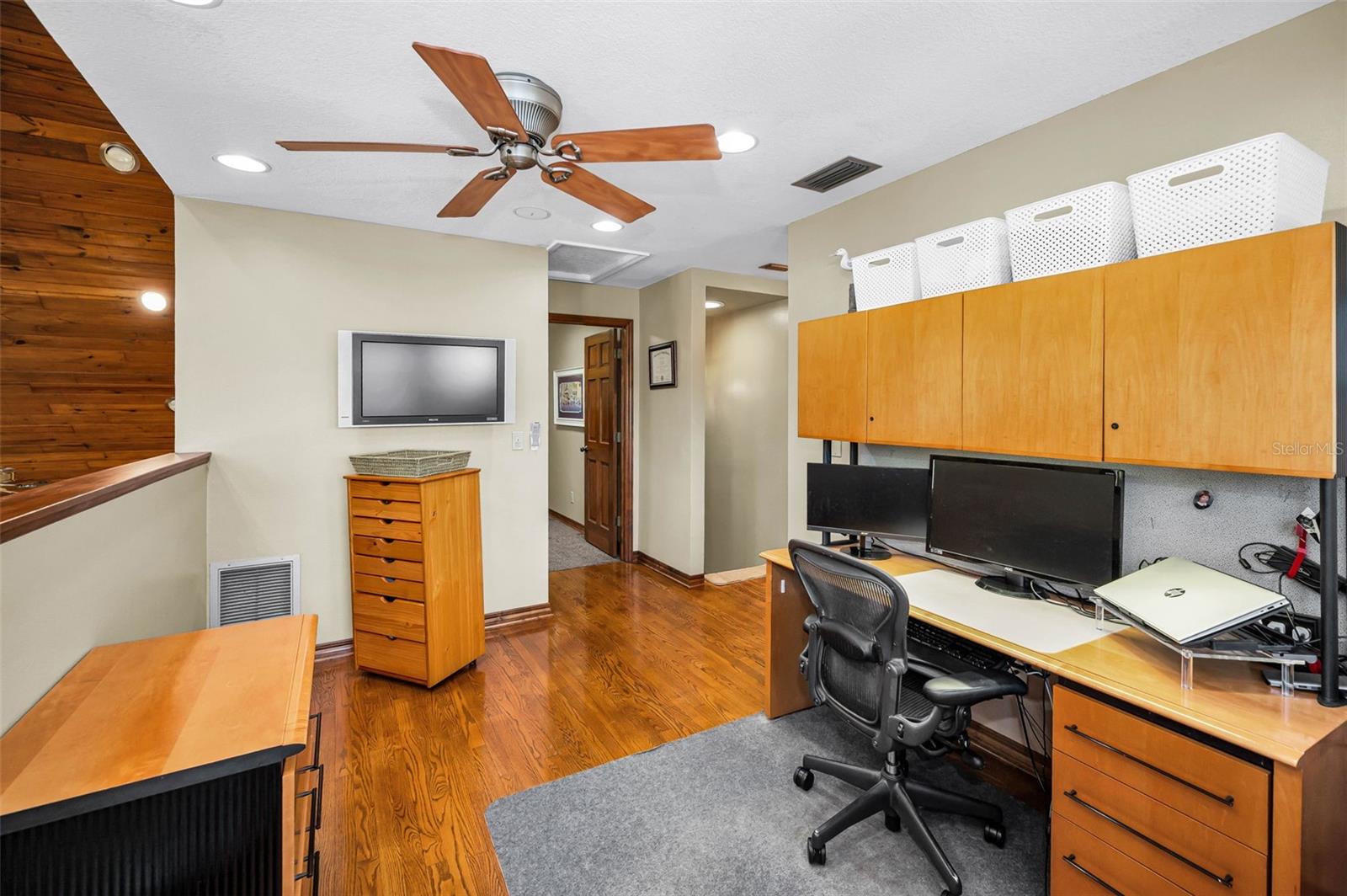 Listing photo id 56 for 1944 Levine Lane