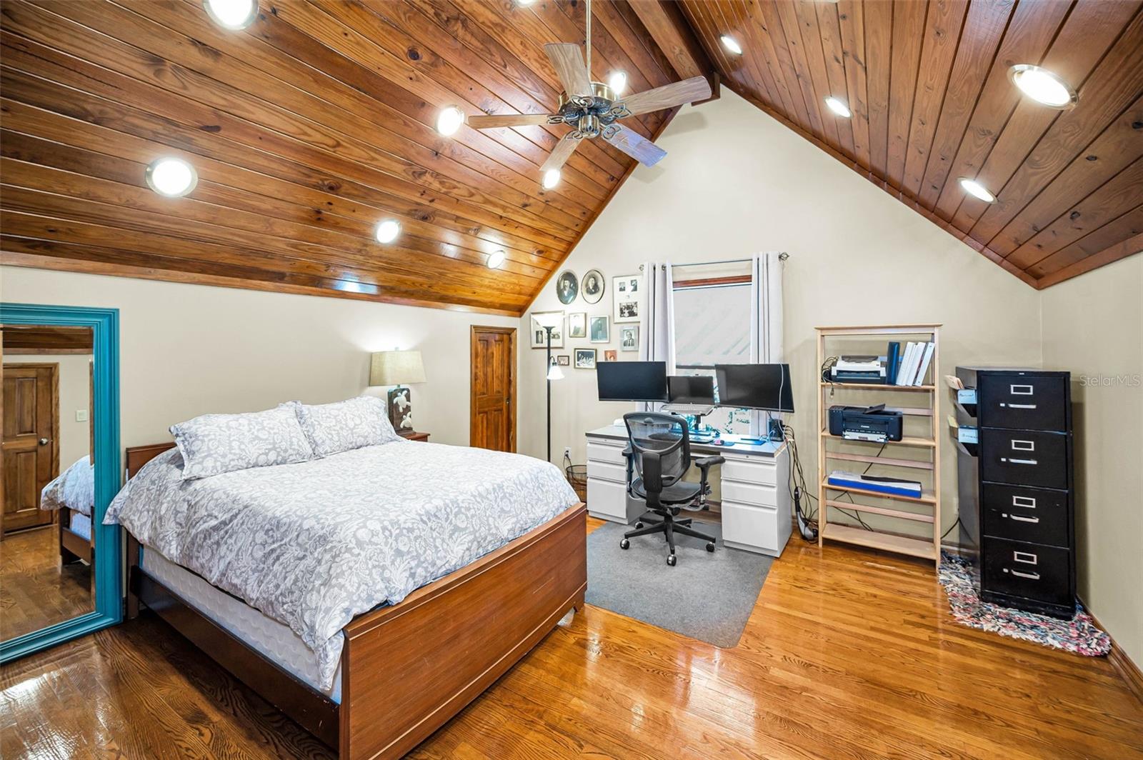 Listing photo id 58 for 1944 Levine Lane