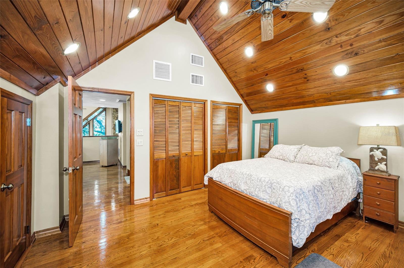 Listing photo id 59 for 1944 Levine Lane