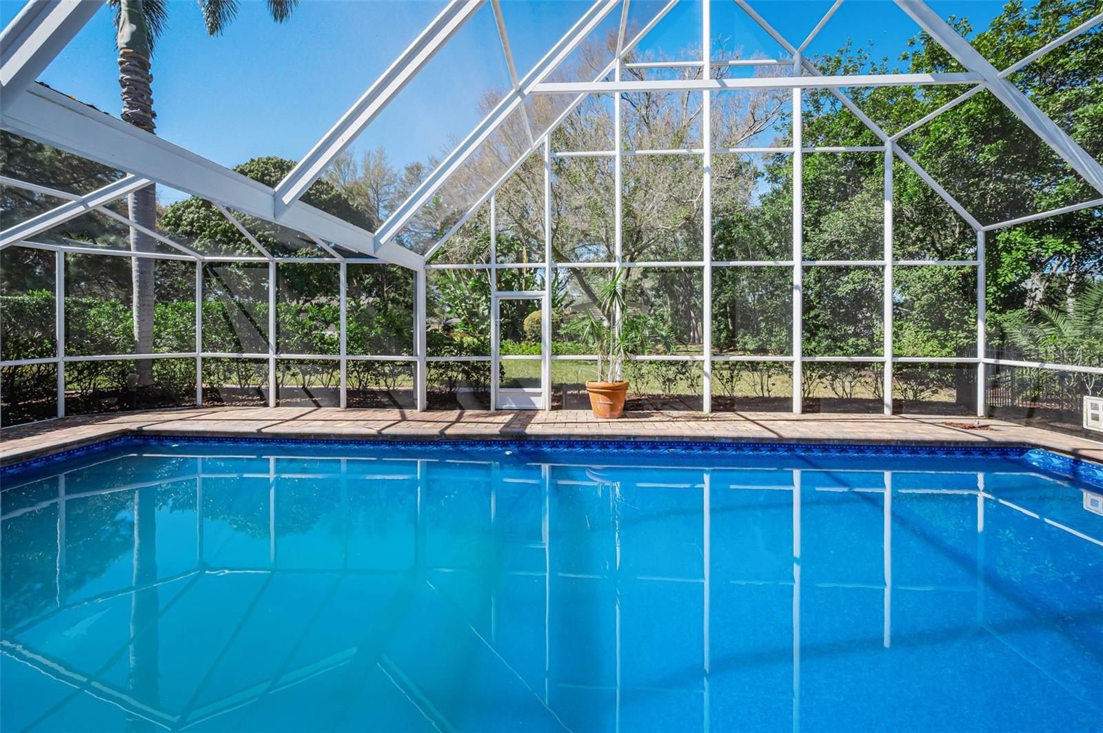 Listing photo id 72 for 1944 Levine Lane