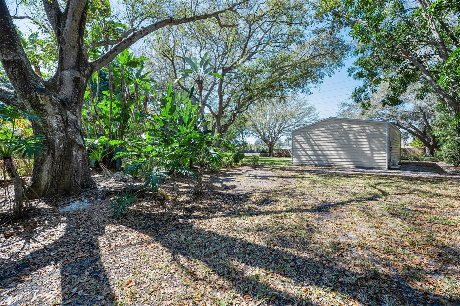Listing photo id 80 for 1944 Levine Lane