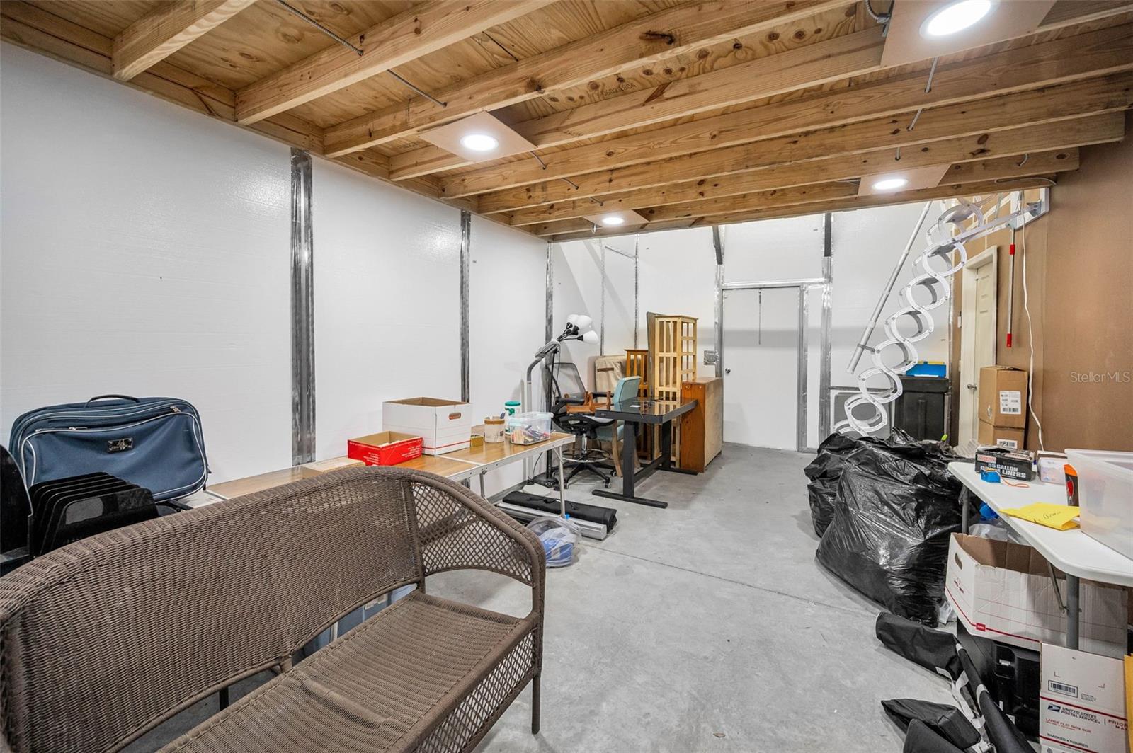 Listing photo id 89 for 1944 Levine Lane