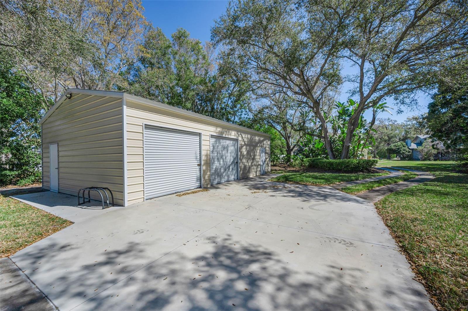 Listing photo id 95 for 1944 Levine Lane