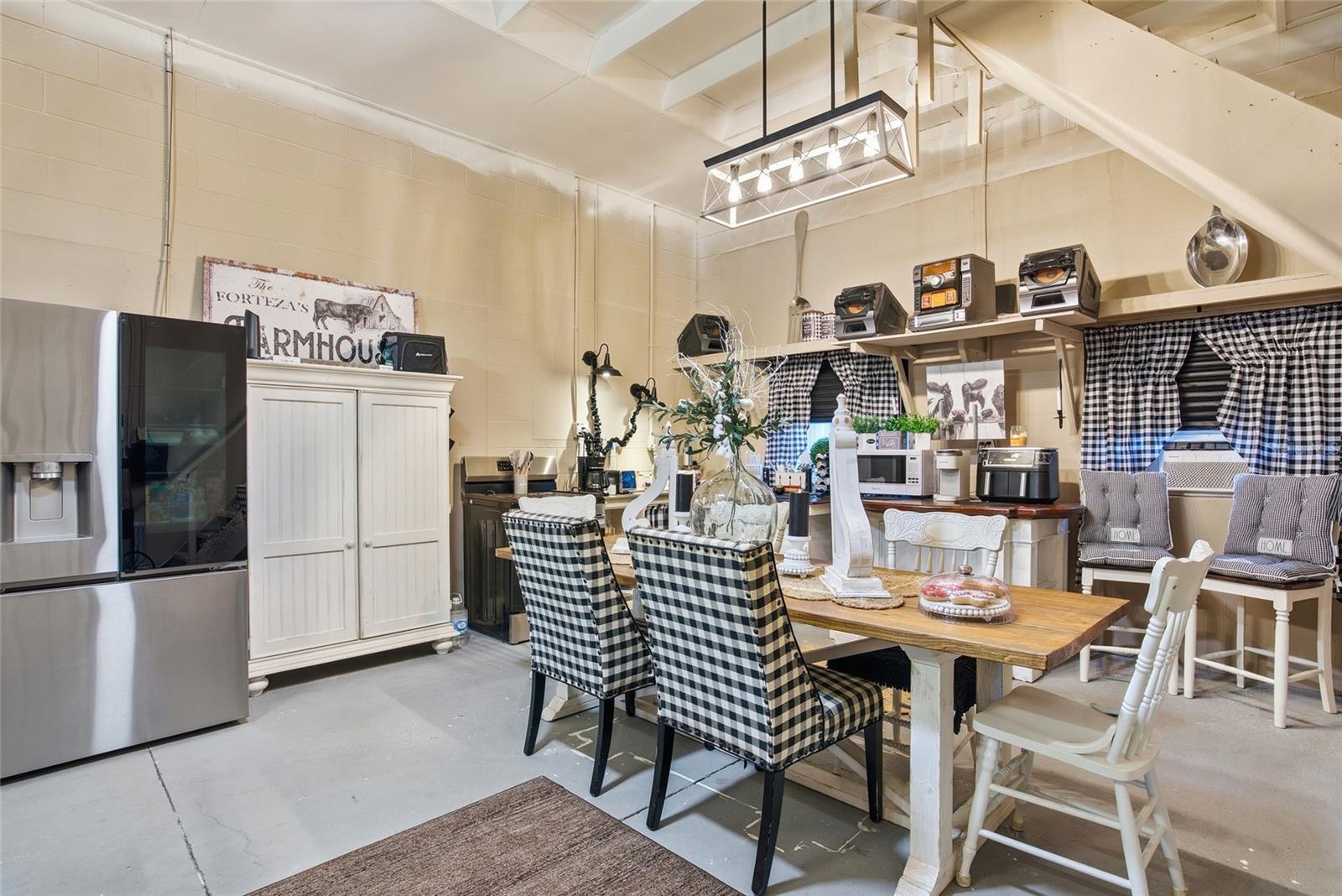 Image 11 of 37 For 11968 Oakview Avenue