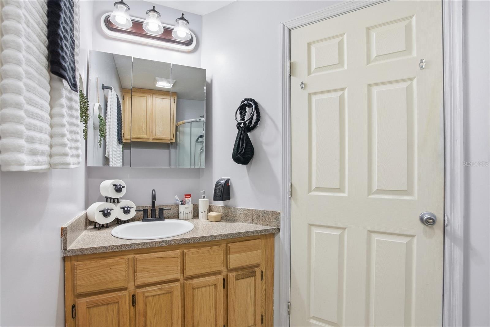 Image 22 of 37 For 11968 Oakview Avenue