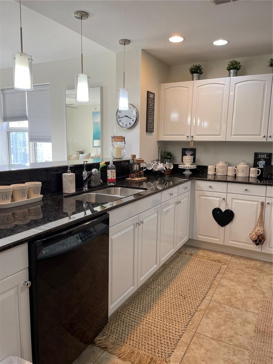 Image 8 of 36 For 628 Cleveland Street 1002