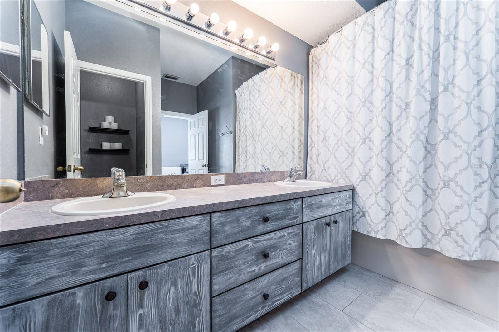 Image 23 of 39 For 6531 Summer Cove Drive