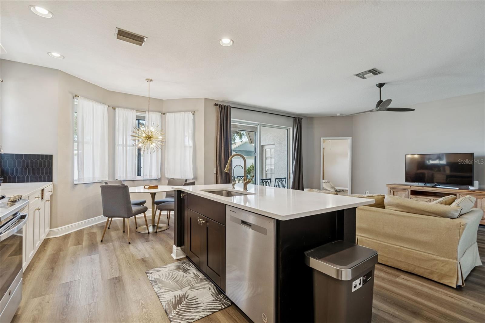 Listing photo id 13 for 2550 Maylin Drive