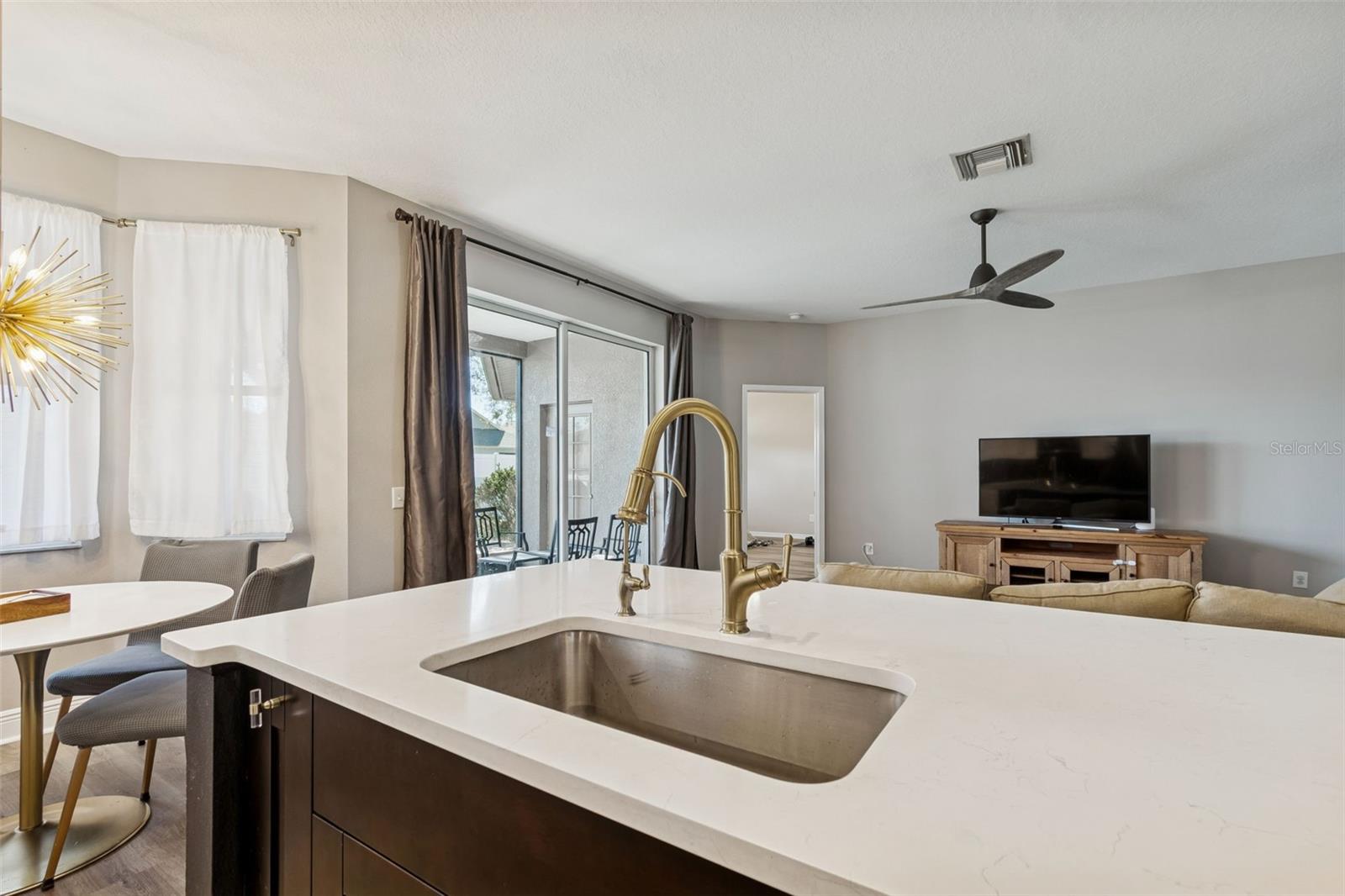 Listing photo id 15 for 2550 Maylin Drive